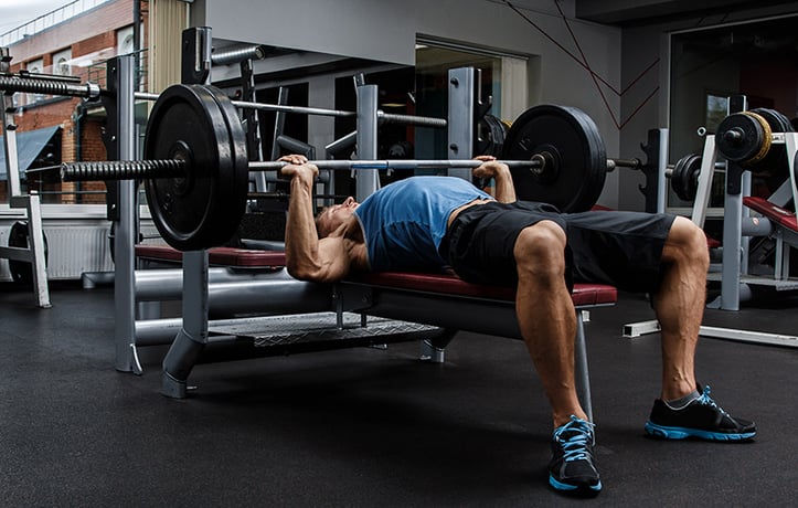 man benching pressing with proper form