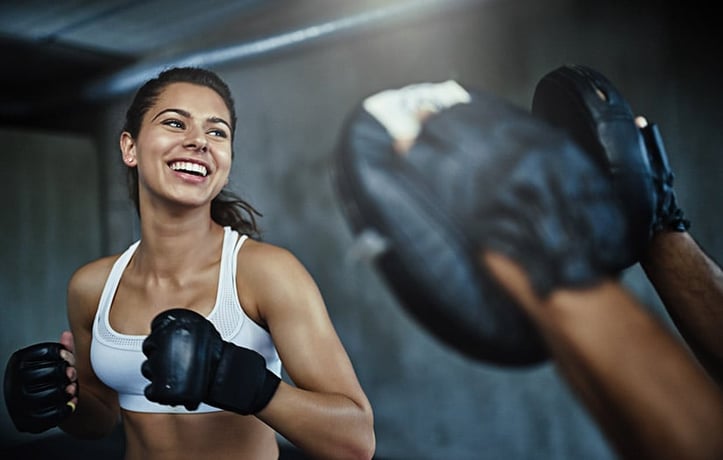 一个女人拳击在健身房里