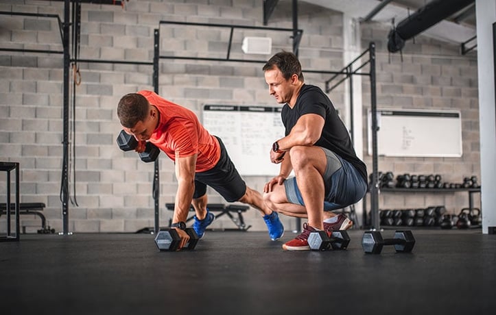 a trainer helping his client with the rpe scale