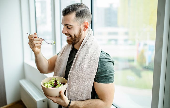 a man eating before a workout